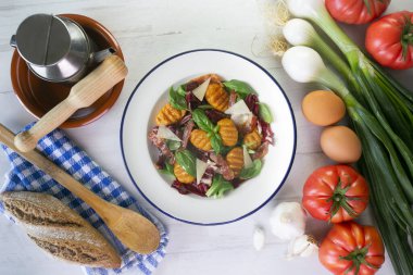 Pastırmalı ve İtalyan peynirli Gnocchi salatası..