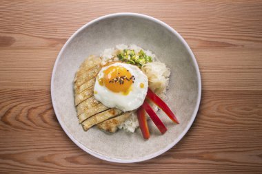Teriyaki tavuk donburi ve sahanda yumurta.,