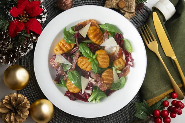 Σαλάτα Νιόκι Μπέικον Και Ιταλικό Τυρί Χριστουγεννιάτικο Φαγητό Σερβιρισμένο Τραπέζι — Φωτογραφία Αρχείου