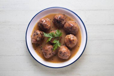 Domates soslu ve sebzeli köfte. Geleneksel İspanyol tapa tarifi.