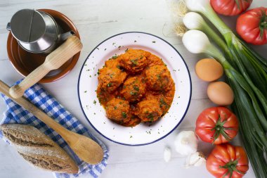 Domates soslu ve sebzeli köfte. Geleneksel İspanyol tapa tarifi.