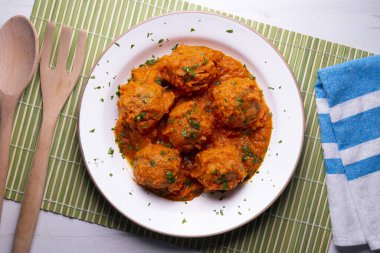 Domates soslu ve sebzeli köfte. Geleneksel İspanyol tapa tarifi.