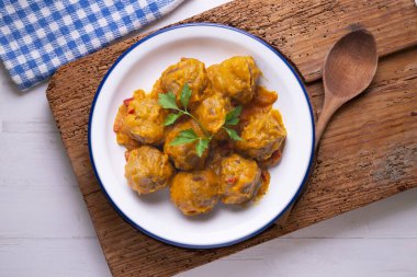 Domates soslu ve sebzeli köfte. Geleneksel İspanyol tapa tarifi.