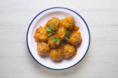 Domates soslu ve sebzeli köfte. Geleneksel İspanyol tapa tarifi.