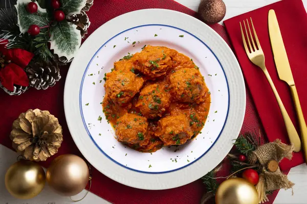 Gehaktballen Met Tomatensaus Groenten Kersteten Een Tafel Met Decoraties — Stockfoto