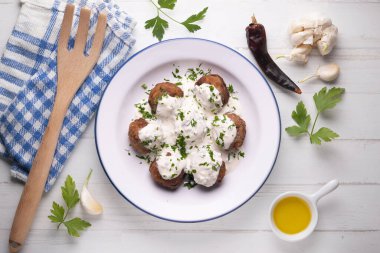 Yunan tzatziki soslu domuz köftesi, salatalık ve yoğurt.. 