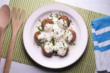 Yunan tzatziki soslu domuz köftesi, salatalık ve yoğurt.. 