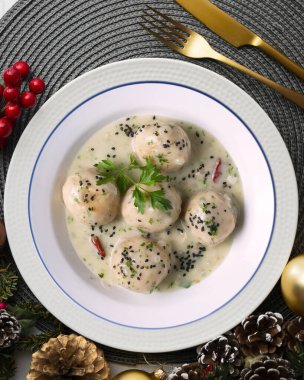 Beyaz şarap soslu balık köftesi. Barselona, İspanya 'dan geleneksel İspanyol mezeleri. Süslü bir masada Noel yemeği.