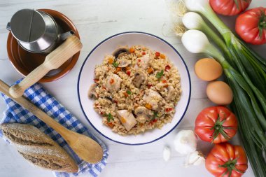 Hindi ve sebzeli pilav. Sağlıklı tarif.