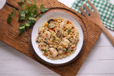 Hindi ve sebzeli pilav. Sağlıklı tarif.