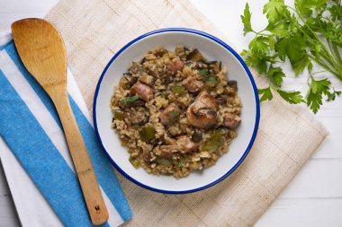 Tavşanlı pilav, sosis ve yeşil fasulye. Tapa geleneksel tarifi Valencia, İspanya 'da.