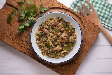 Tavşanlı pilav, sosis ve yeşil fasulye. Tapa geleneksel tarifi Valencia, İspanya 'da.