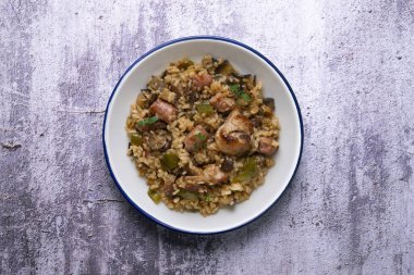 Tavşanlı pilav, sosis ve yeşil fasulye. Tapa geleneksel tarifi Valencia, İspanya 'da.