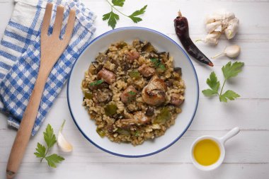 Tavşanlı pilav, sosis ve yeşil fasulye. Tapa geleneksel tarifi Valencia, İspanya 'da.