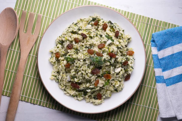 Rice with spinach and raisins. vegan recipe.