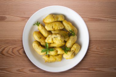 Ekmekli enginar kapağı. Tipik İspanyol vejetaryen tapaları..