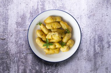 Ekmekli enginar kapağı. Tipik İspanyol vejetaryen tapaları..