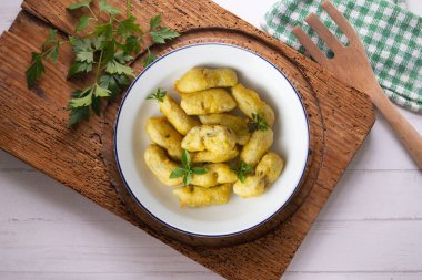 Ekmekli enginar kapağı. Tipik İspanyol vejetaryen tapaları..