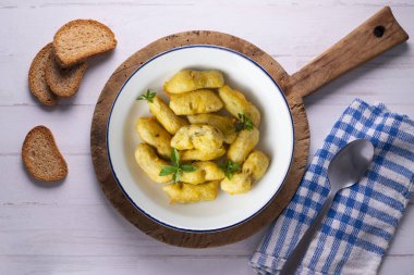 Ekmekli enginar kapağı. Tipik İspanyol vejetaryen tapaları..