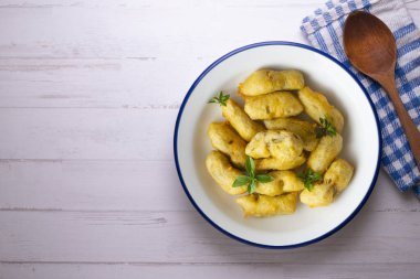 Ekmekli enginar kapağı. Tipik İspanyol vejetaryen tapaları..