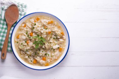 Enginar ve havuçlu çorba pilavı. Tipik İspanyol gastronomi yemeği..  