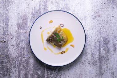 Bacalao al pil Kuzey İspanya 'dan geleneksel tapa. Yağdan, morina balığından ve sarımsaktan yapılan lezzetli bir sosla pişirilmiş morina balığı..