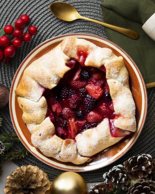 Böğürtlenli kırmızı meyve galeti, çilek, ahududu. Geleneksel Fransız tarifi.