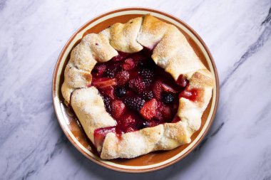 Böğürtlenli kırmızı meyve galeti, çilek, ahududu. Geleneksel Fransız tarifi.