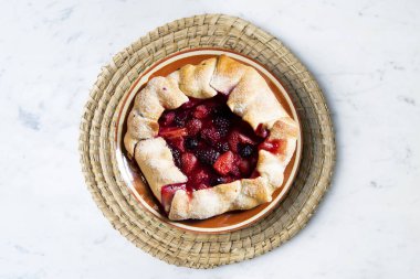 Böğürtlenli kırmızı meyve galeti, çilek, ahududu. Geleneksel Fransız tarifi.