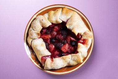 Böğürtlenli kırmızı meyve galeti, çilek, ahududu. Geleneksel Fransız tarifi.