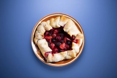 Böğürtlenli kırmızı meyve galeti, çilek, ahududu. Geleneksel Fransız tarifi.