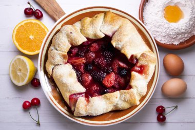 Böğürtlenli kırmızı meyve galeti, çilek, ahududu. Geleneksel Fransız tarifi.