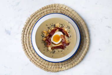 Patlıcan kreması, çıtır İber jambonu ve haşlanmış yumurta..