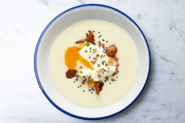 Patates kremalı ve mantarlı haşlanmış yumurta.