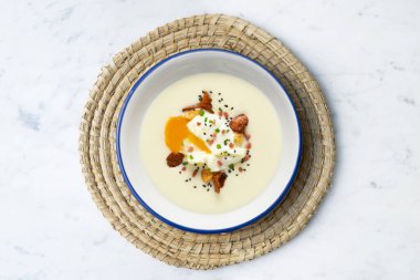 Patates kremalı ve mantarlı haşlanmış yumurta.