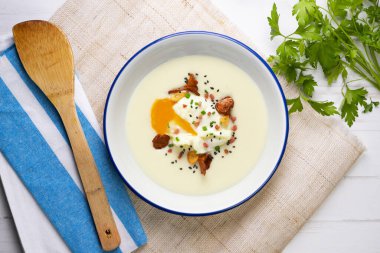 Patates kremalı ve mantarlı haşlanmış yumurta.