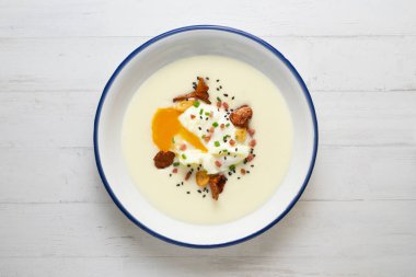 Patates kremalı ve mantarlı haşlanmış yumurta.