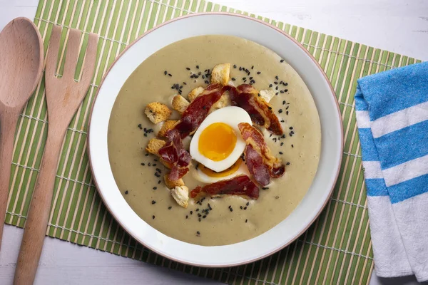 スモークアキュベリン クリーム スパイシーなイベリアンハムと煮た卵 — ストック写真
