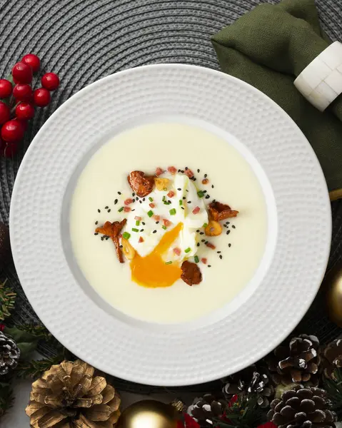 Αυγό Ποσέ Κρέμα Πατάτας Και Μανιτάρια Χριστουγεννιάτικο Φαγητό Σερβιρισμένο Τραπέζι — Φωτογραφία Αρχείου