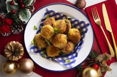 Nohut ve undan yapılmış vejetaryen köfteleri. Noel motifleriyle süslenmiş bir masada servis edilen Noel yemeği..