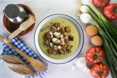 Ekmek kırıntılı enginar kreması. Tipik İspanyol vejetaryen tapaları..