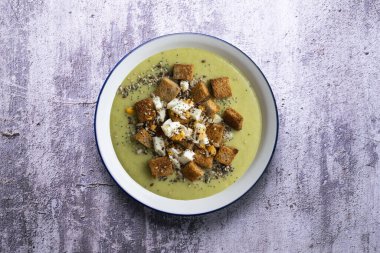 Ekmek kırıntılı enginar kreması. Tipik İspanyol vejetaryen tapaları..