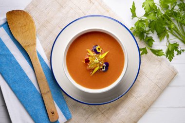 Soğuk domates çorbası İspanya 'nın güneyinden tipik İspanyol yemeği tarifi.