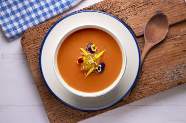 Soğuk domates çorbası İspanya 'nın güneyinden tipik İspanyol yemeği tarifi.