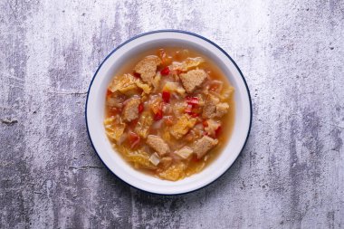 Menorka çorbası, ekmek, biber ve beyaz lahana.. 