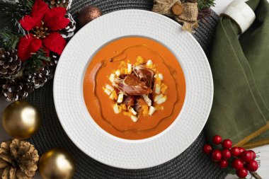 Geleneksel İspanyol salmorejosu. Yumurta ve Iberico reçeli ile servis edilen soğuk domates çorbası. Noel motifleriyle süslenmiş bir masada servis edilen Noel yemeği..