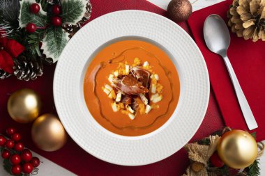 Geleneksel İspanyol salmorejosu. Yumurta ve Iberico reçeli ile servis edilen soğuk domates çorbası. Noel motifleriyle süslenmiş bir masada servis edilen Noel yemeği..