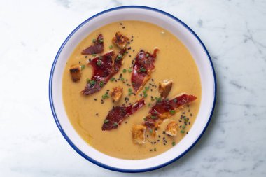 Geleneksel İspanyol salmorejosu. Yumurta ve Iberico reçelli soğuk domates çorbası.. 