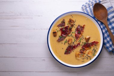 Geleneksel İspanyol salmorejosu. Yumurta ve Iberico reçelli soğuk domates çorbası.. 