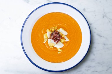 Geleneksel İspanyol salmorejosu. Yumurta ve Iberico reçelli soğuk domates çorbası.. 